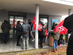 150 personnes rassemblées devant l’Inspection Académique de Tours mercredi contre les projets de carte scolaire Macron/Attal/Oudéa-Castéra