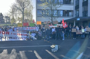 PLUS D&rsquo;UNE CENTAINE JEUDI 26 MARS DEVANT LA DSDEN pour exiger l&rsquo;abandon de la carte scolaire! Les photos de la mobilisation dans l&rsquo;article.